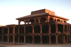 India-Agra-columne-of-Khwabgah.jpeg