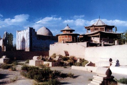 Kumul_tomb_of_Ouigur_kings_of_Hami_1696_1868.jpeg